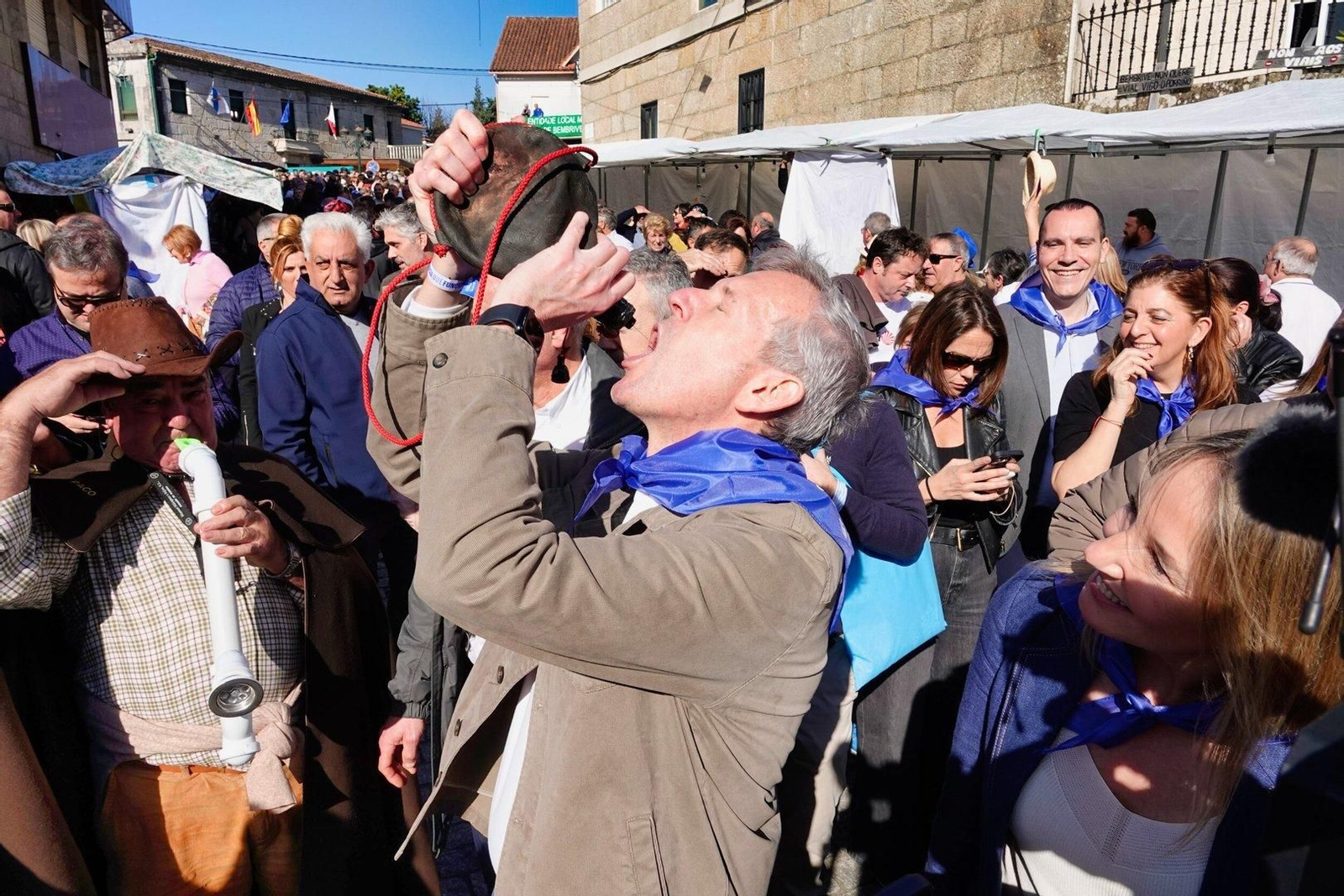 Rueda brinda con vino en San Blas.
