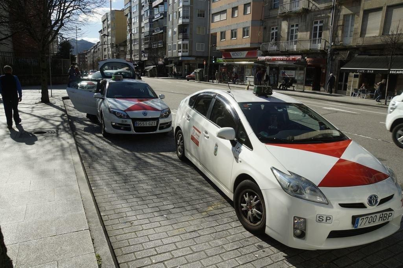 Los taxis de Vigo ya lucen la bandera en el capó