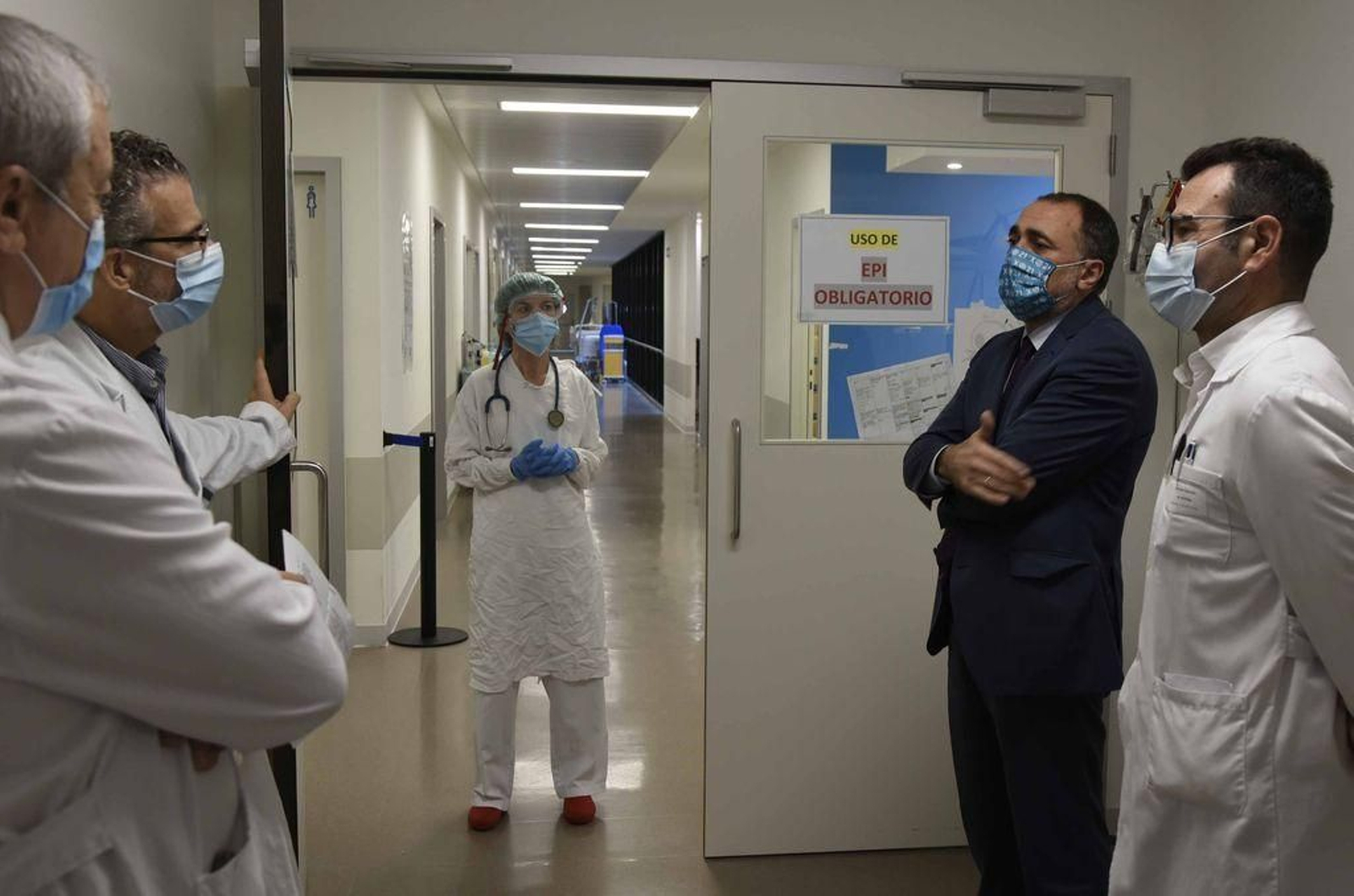 El conselleiro, Julio García Comesaña. visitó varias unidades del Cunqueiro.