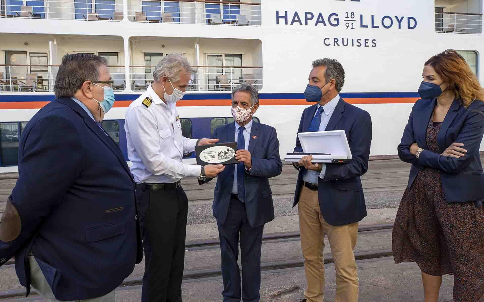 12:30 horas. Muelle de Raos 2
El presidente de Cantabria, Miguel Ángel Revilla, entrega una metopa al capitán del crucero Hanseatic Nature como motivo de su primera escala en el Puerto de Santander. 07 OCTUBRE 2021 © Miguel De la Parra