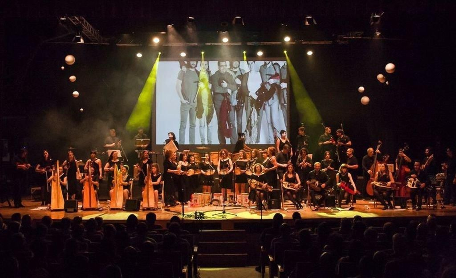 Sondeseu, durante a presentación de “Arraianos” coa actuación de Vanesa Muela, Luis Peixoto e Xuacu Amieva, que tamén estarán no Auditorio vigués.