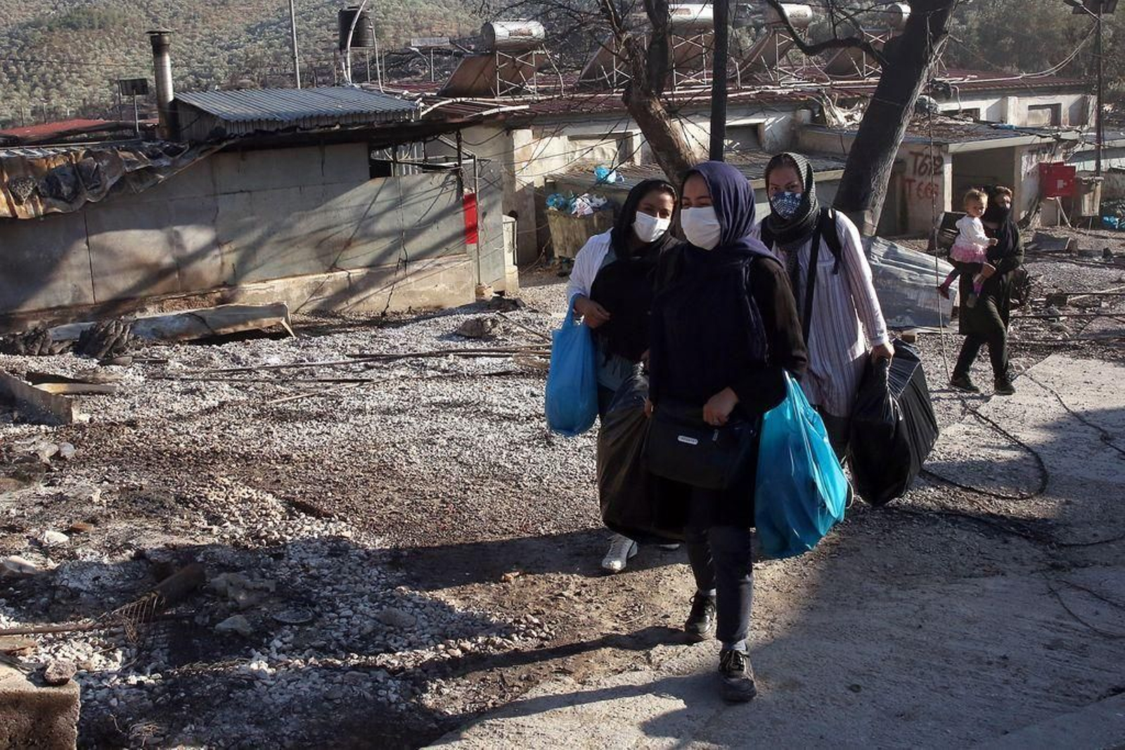 Un grupo de mujeres camina por el campo de refugiados de Moria, en la isla de Lesbos, Grecia.