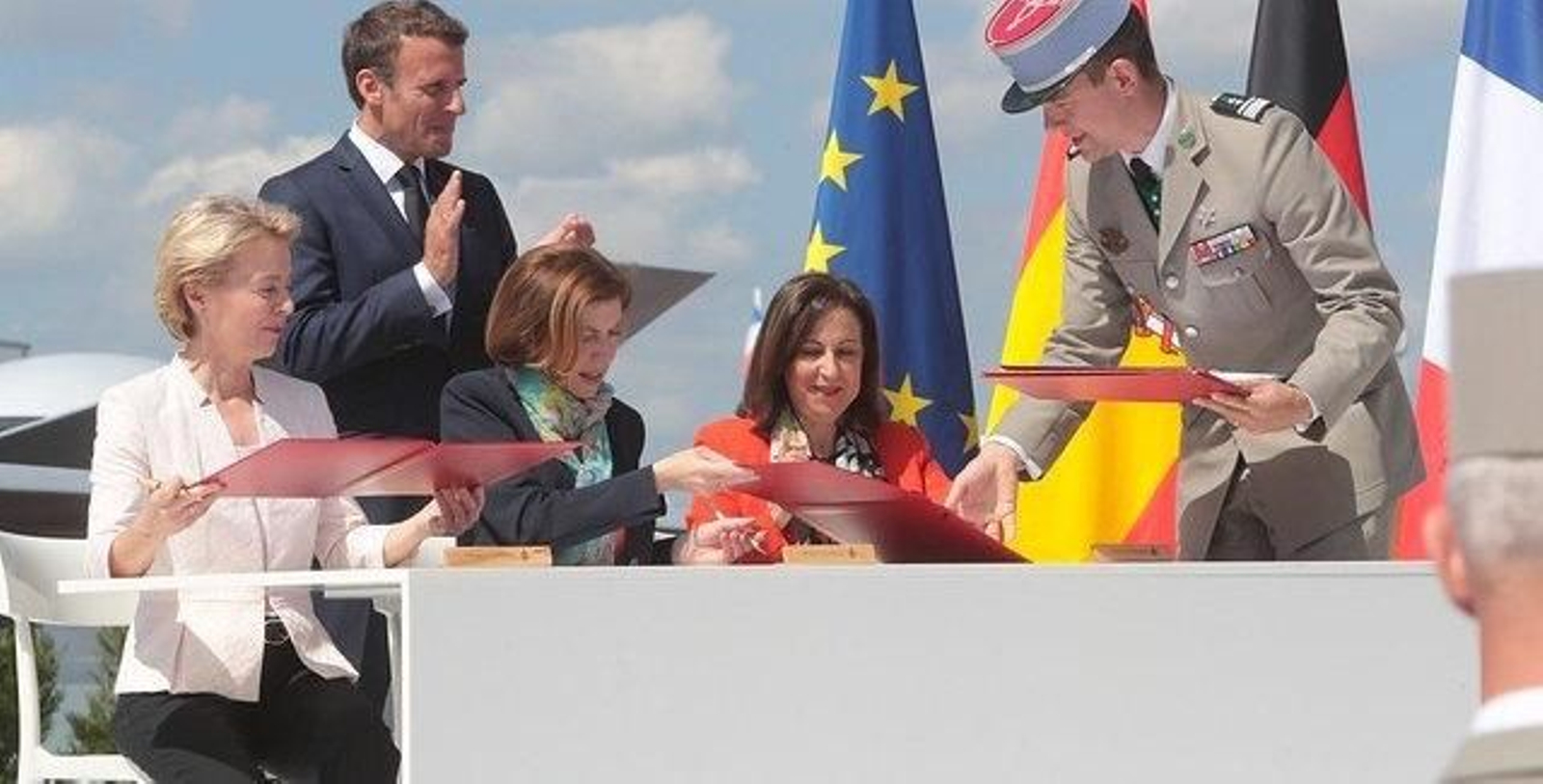 Margarita Robles asistió al desfile de la Fiesta Nacional francesa, en el que participaron militares españoles