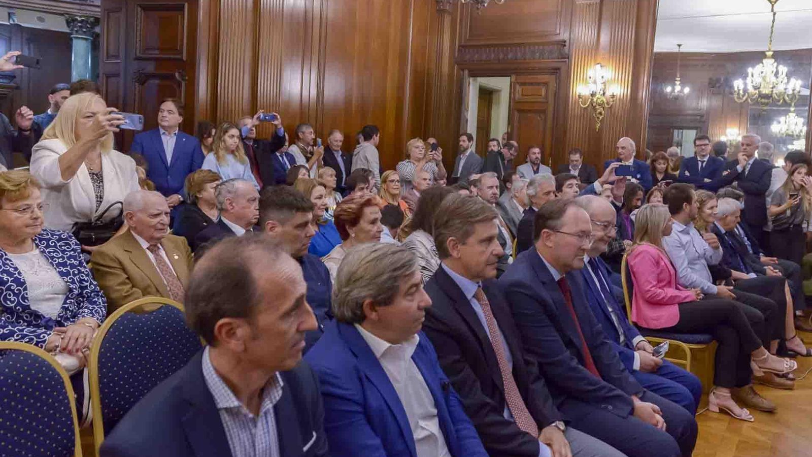 El auditorio de la Legislatura de Buenos Aires estaba completo ante la visita de Alberto Núñez Feijóo