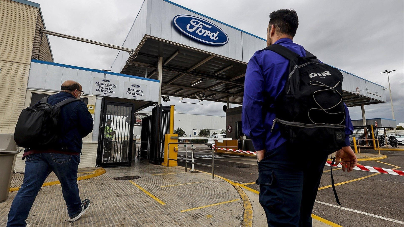 Dos trabajadores en la fábrica de Ford en Valencia. // Europa Press
