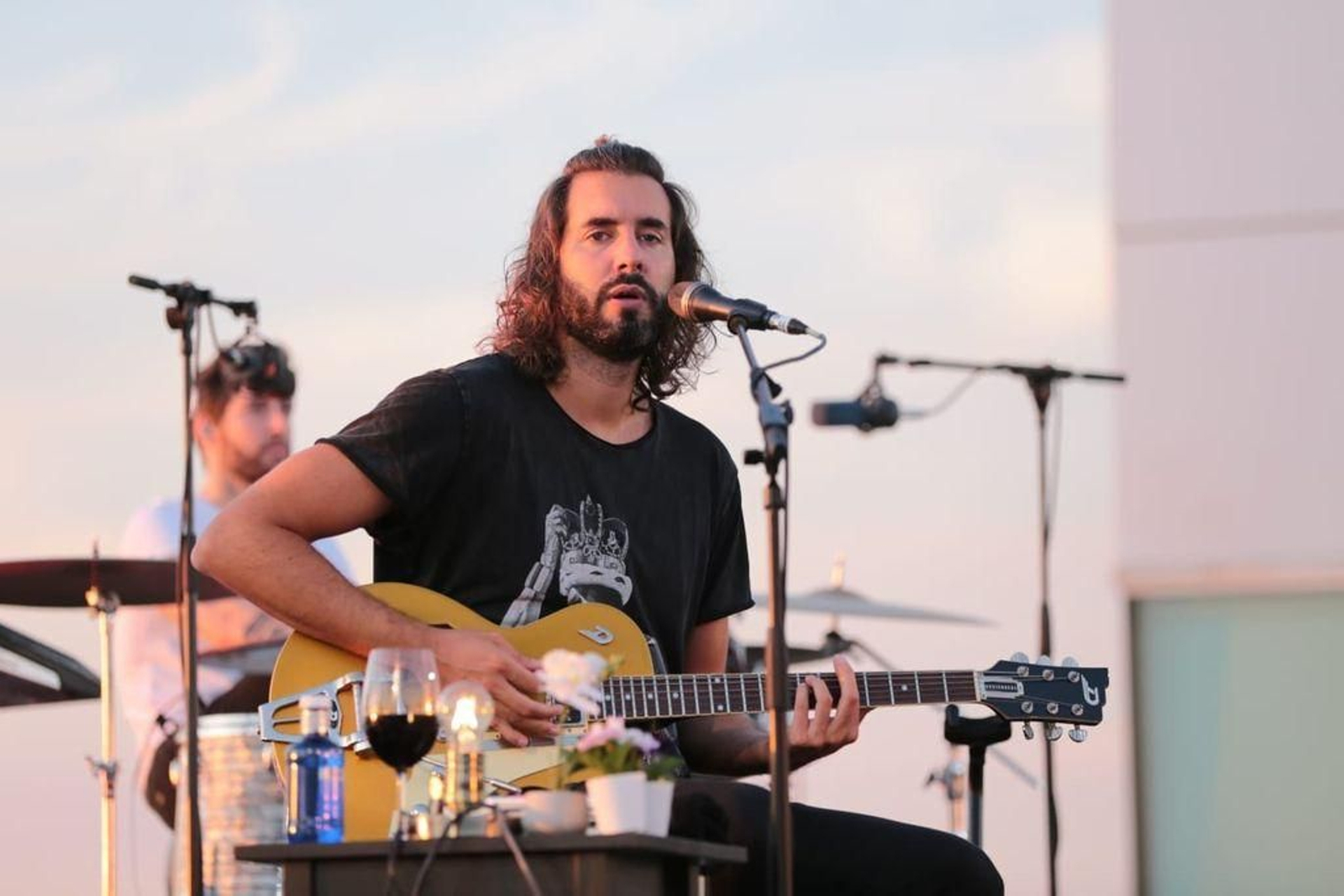 Mikel Izal, vocalista de la banda madrileña, dirigiéndose ayer al público asistente en TerraCeo.