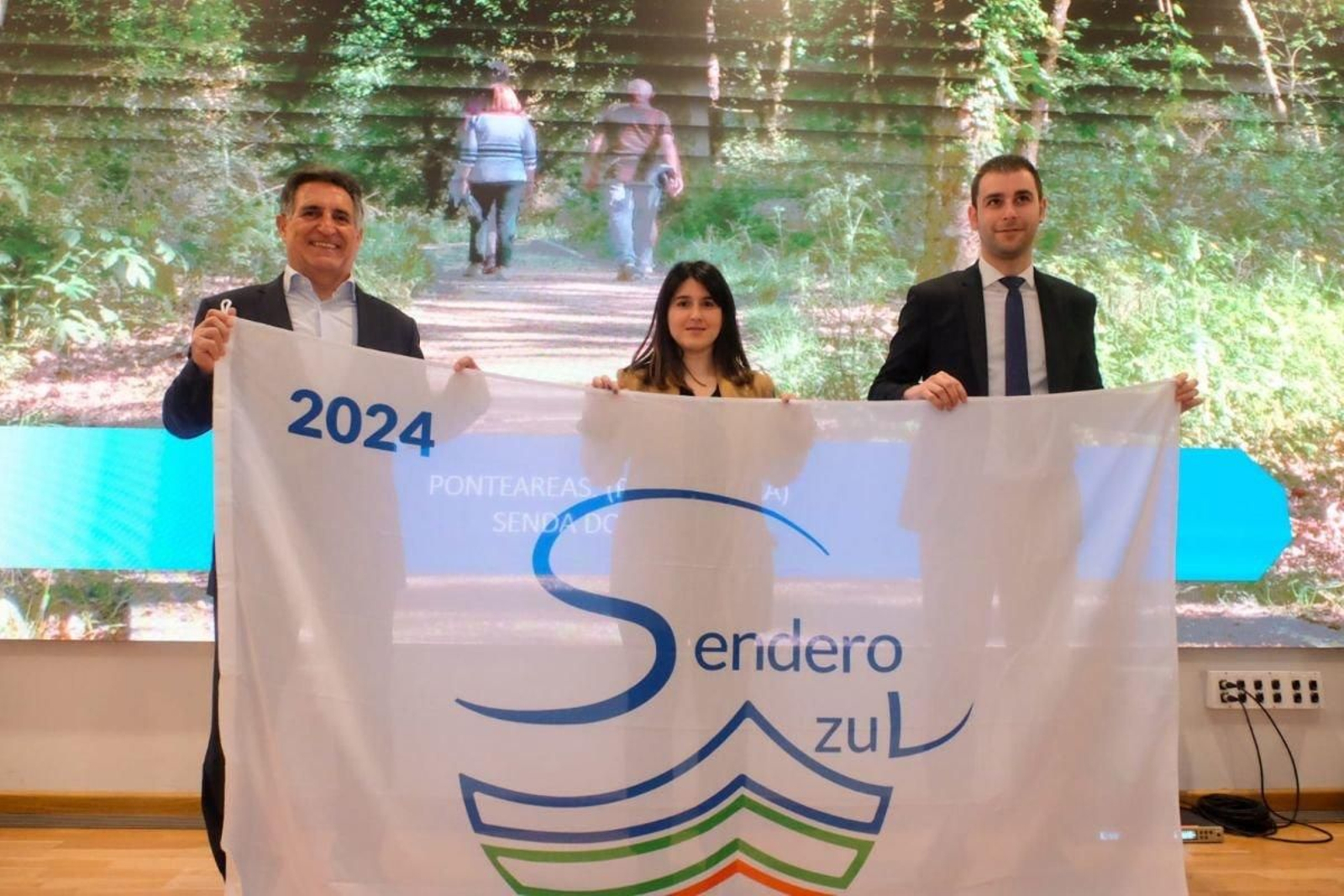 Silvia Fernández Táboas y Francisco Represas,  recogieron la ‘Bandera Sendero Azul’, ayer en Madrid.