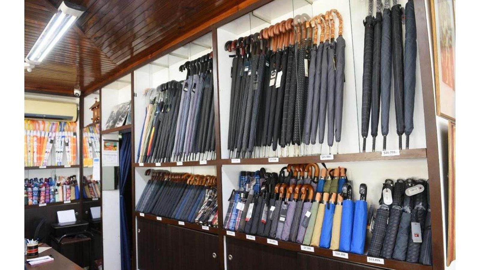 Interior actual de la paragüería "Víctor"