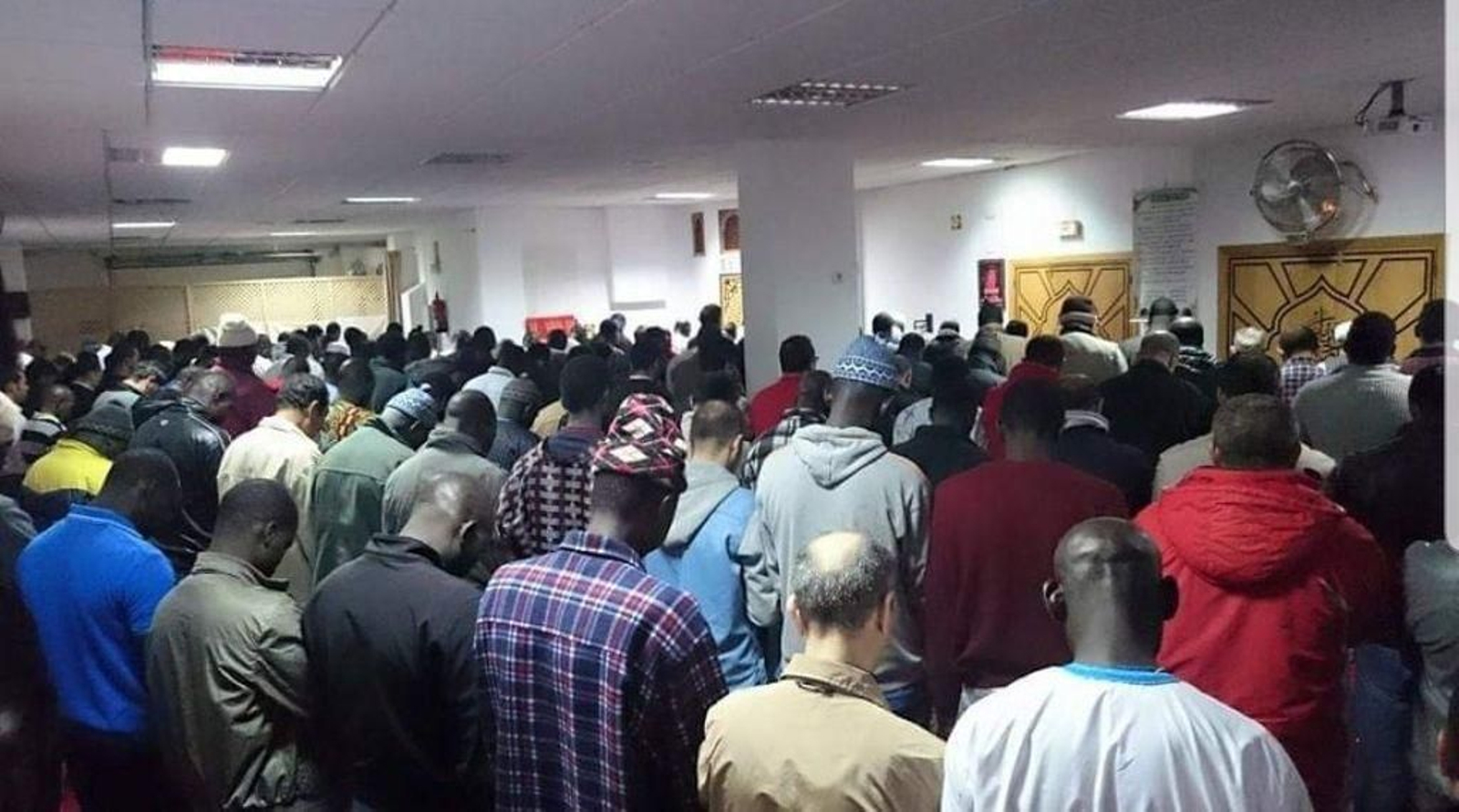 Decenas de fieles en el momento de la oración, que tuvo que se cancelado .