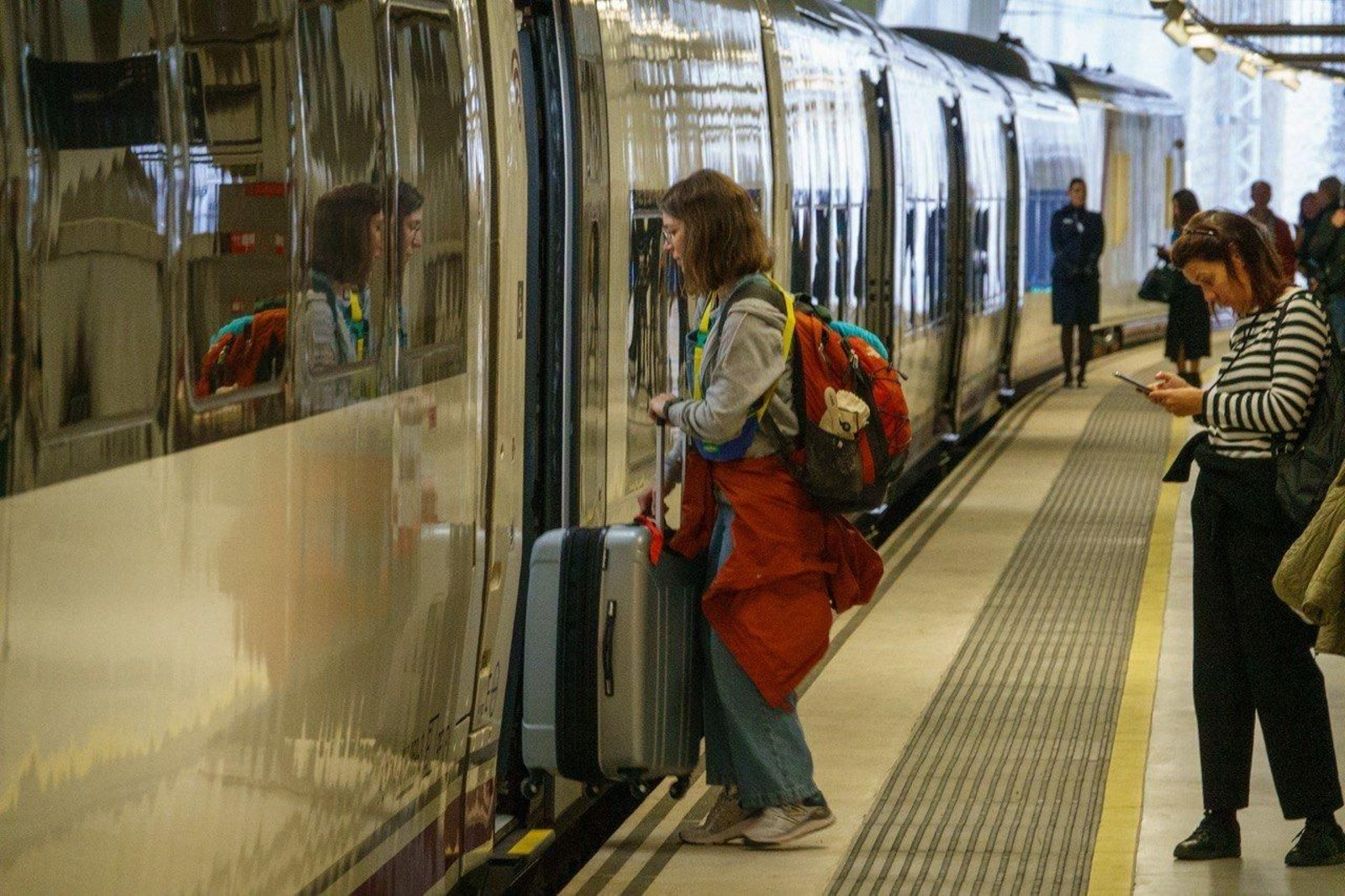 Una pasajera sube con su maleta al AVE.