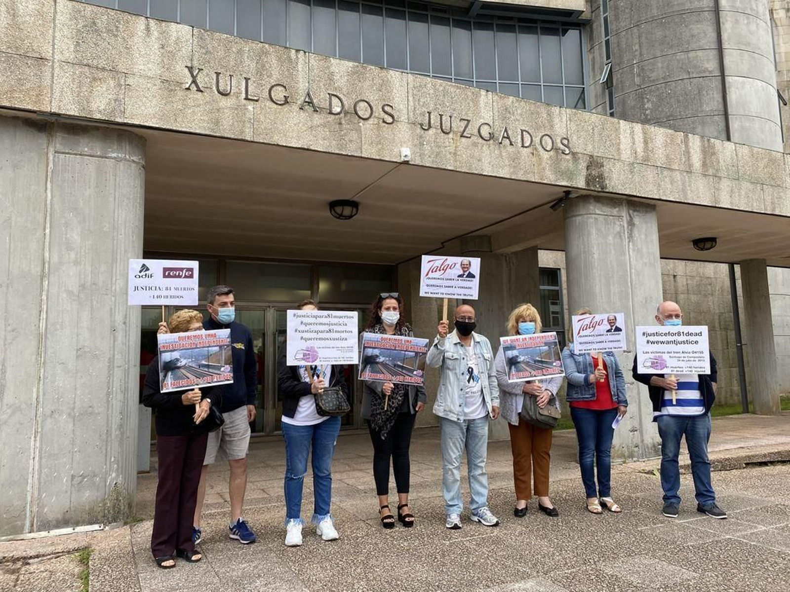 Familiares de las víctimas protestan a las puertas de los juzgados de Santiago de Compostela.