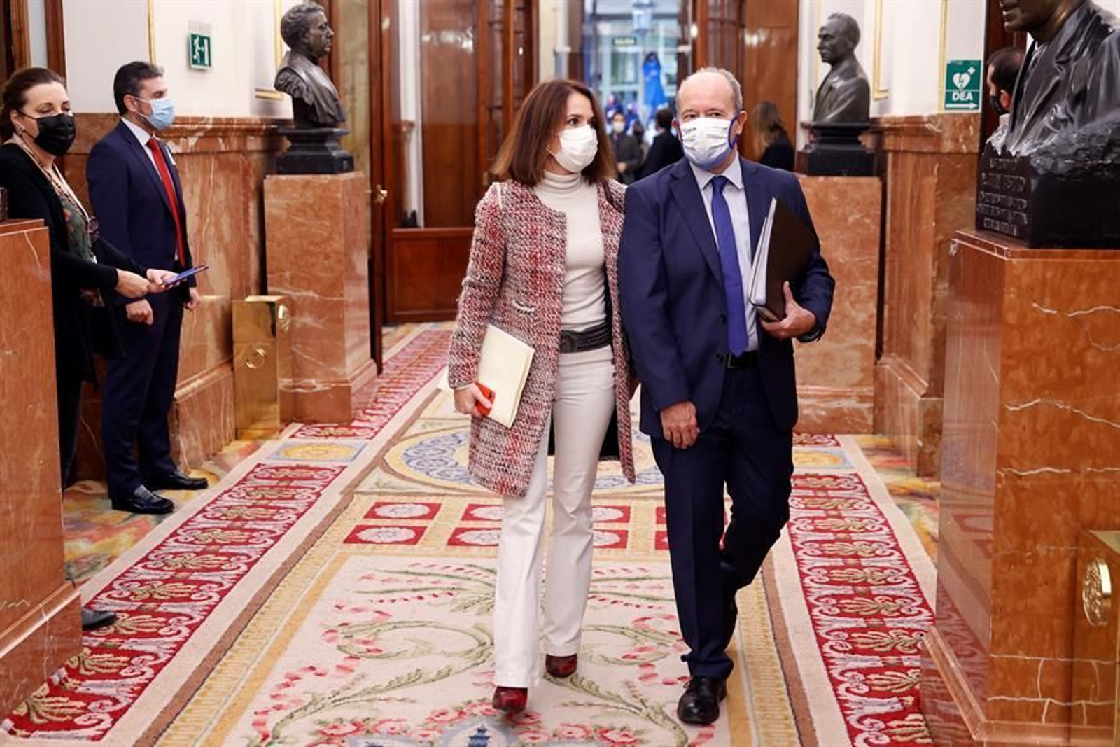 El ministro de Justicia, Juan Carlos Campo (d) junto con la protavoz del PSOE, Adriana Lastra (i) a su llegada al Congreso