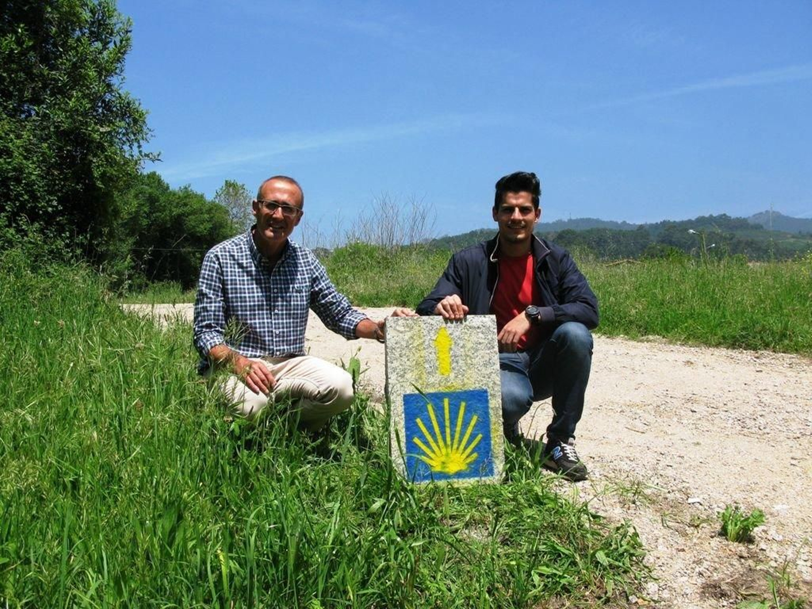 El alcalde de Nigrán, Juan González, y el concejal, Rubén Rial,junto a una de las nuevas señales oficiales.
