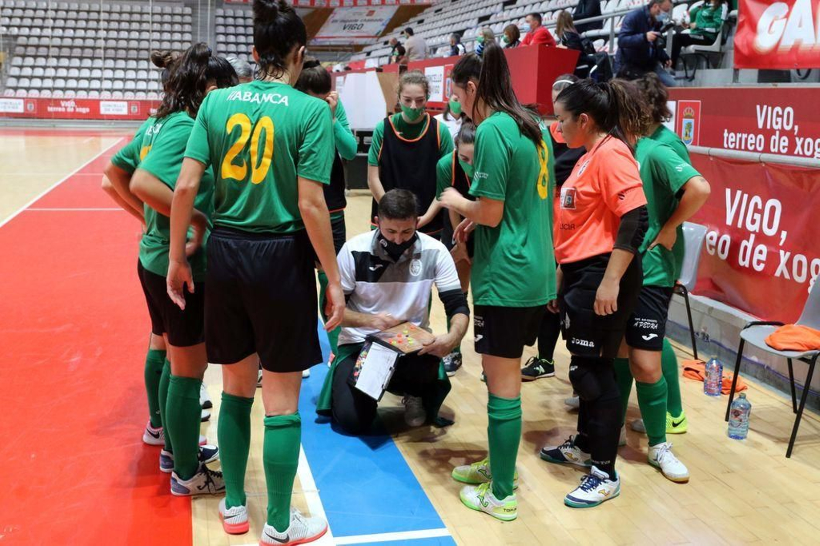 Pitu da instrucciones a sus jugadoras en un partido anterior.