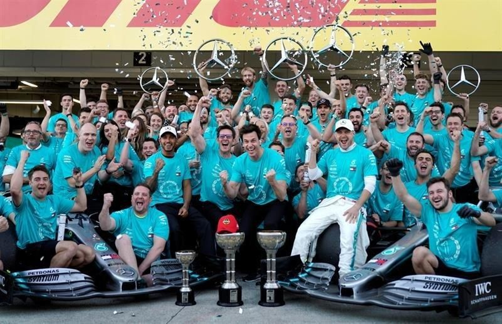 El equipo Mercedes celebra el título de constructores logrado en Japón.