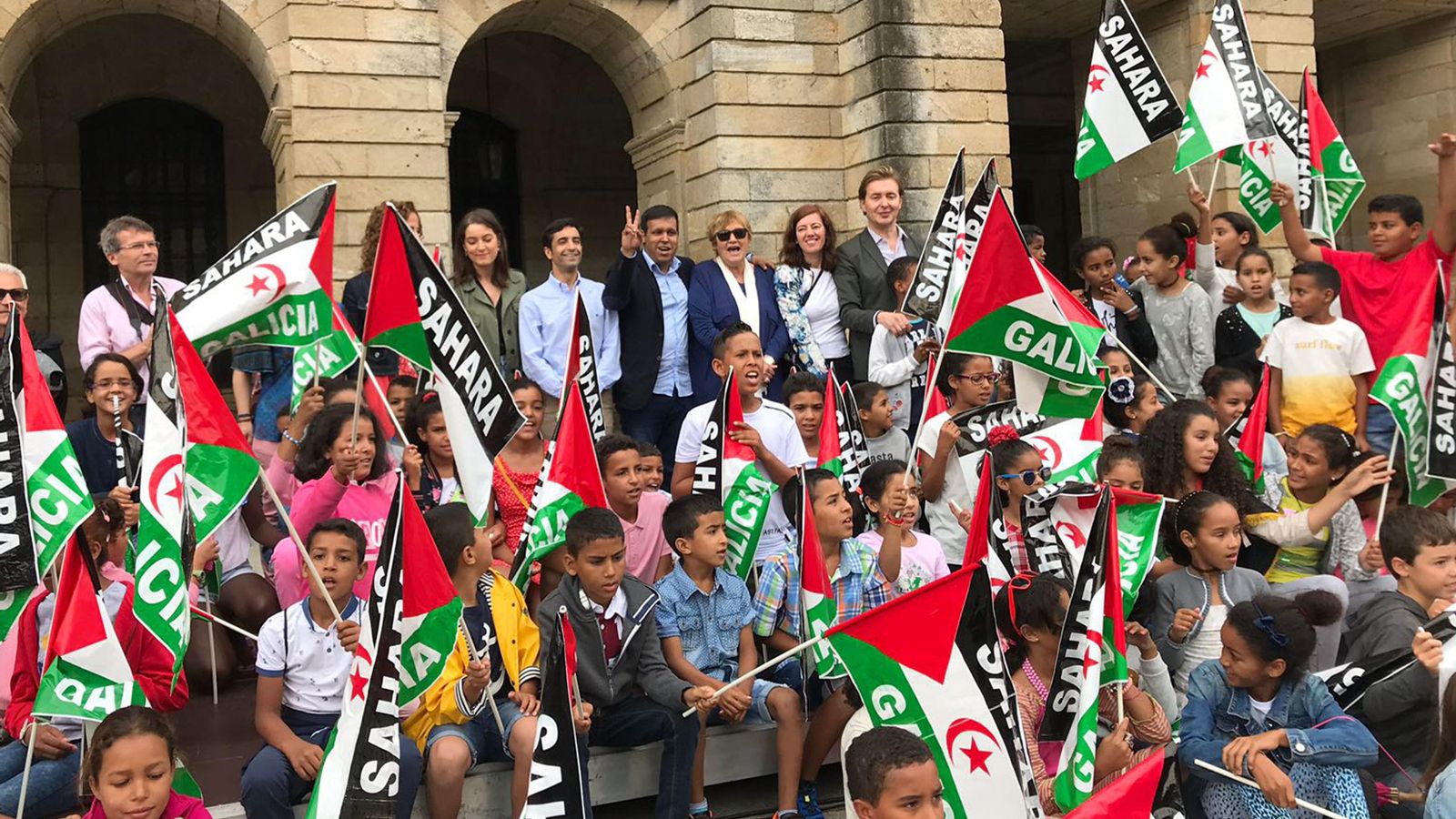 Los niños saharauis, en la plaza del Obradoiro de Santiago.