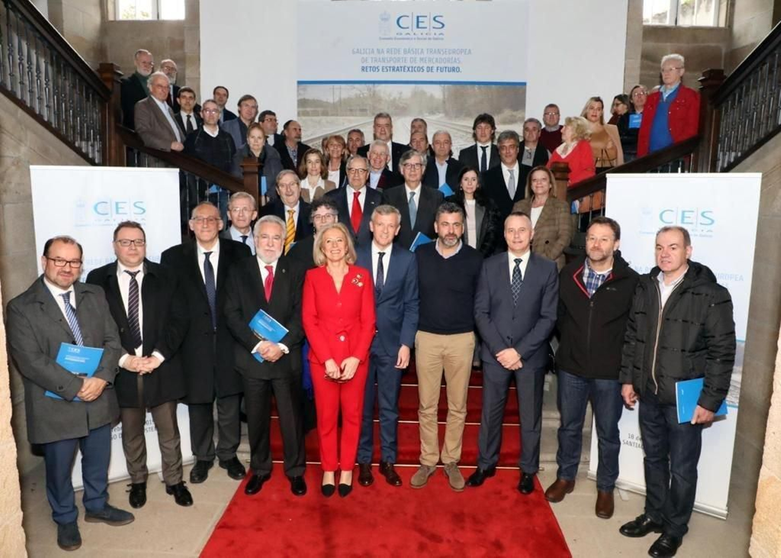 Corina Porro, presidenta del CES, con el presidente del Parlamento y el vicepresidente de la Xunta y todo el CES.