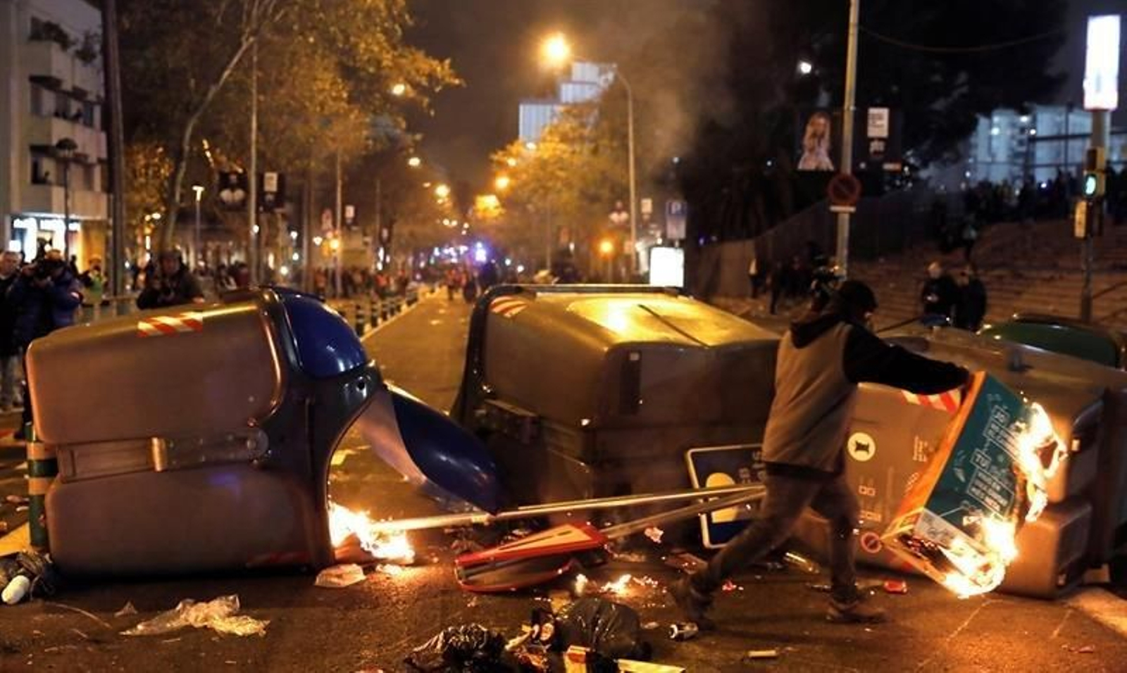 Incidentes en los aledaños del Camp Nou durante la celebración del partido