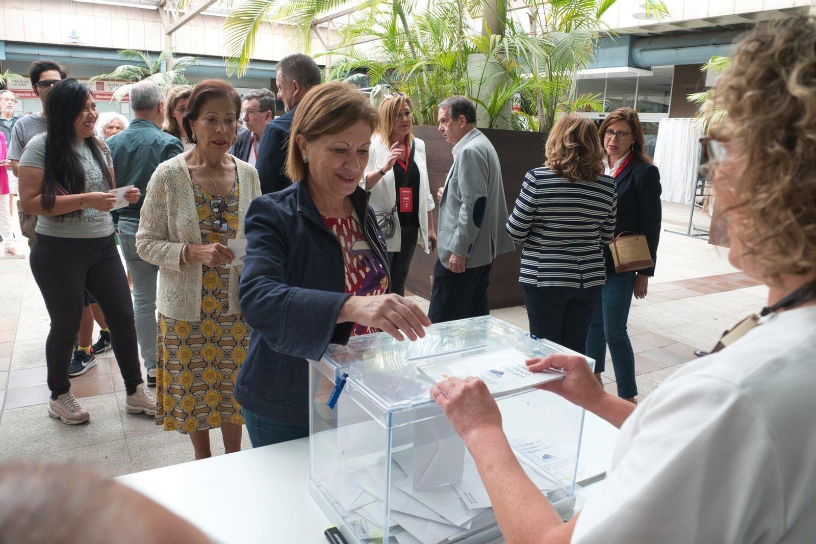 La concejala Elena Espinosa deposita su voto en la urna.