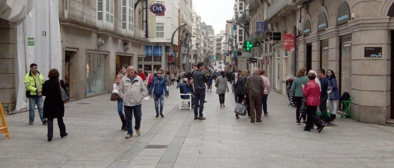 La calle del Príncipe, ayer por la mañana, uno de los espacios donde es más visible la diversidad local.