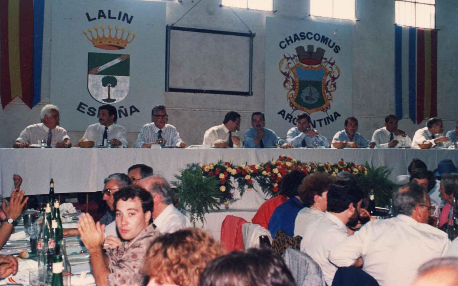 Foto del acto de hermanamiento entre Chascomús y Lalín, en el año 1988 con Raúl Alfonsín presente