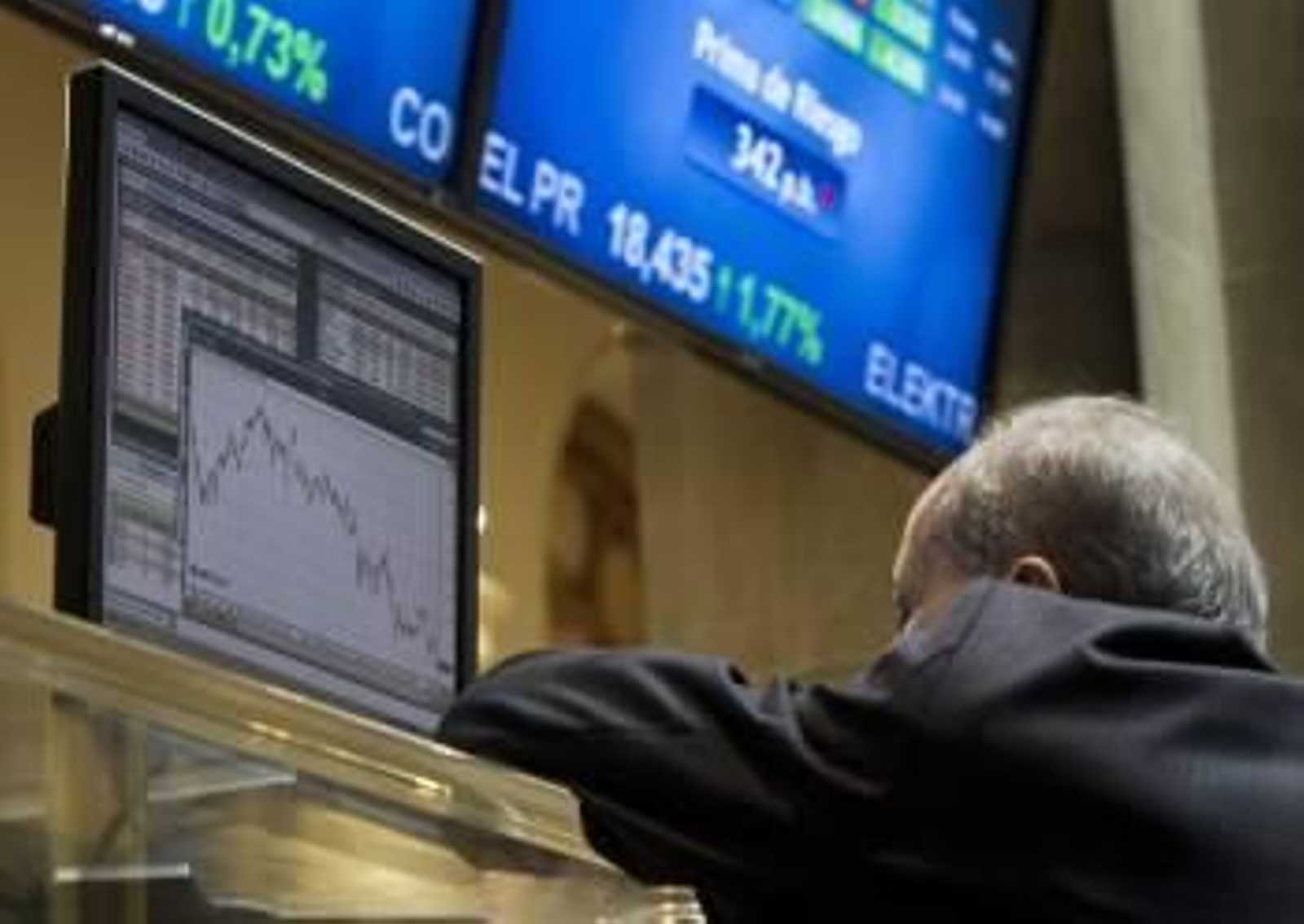 Un inversor observa el panel indicador de la bolsa de Madrid, que hacia la media sesión de hoy (Foto: EFE)