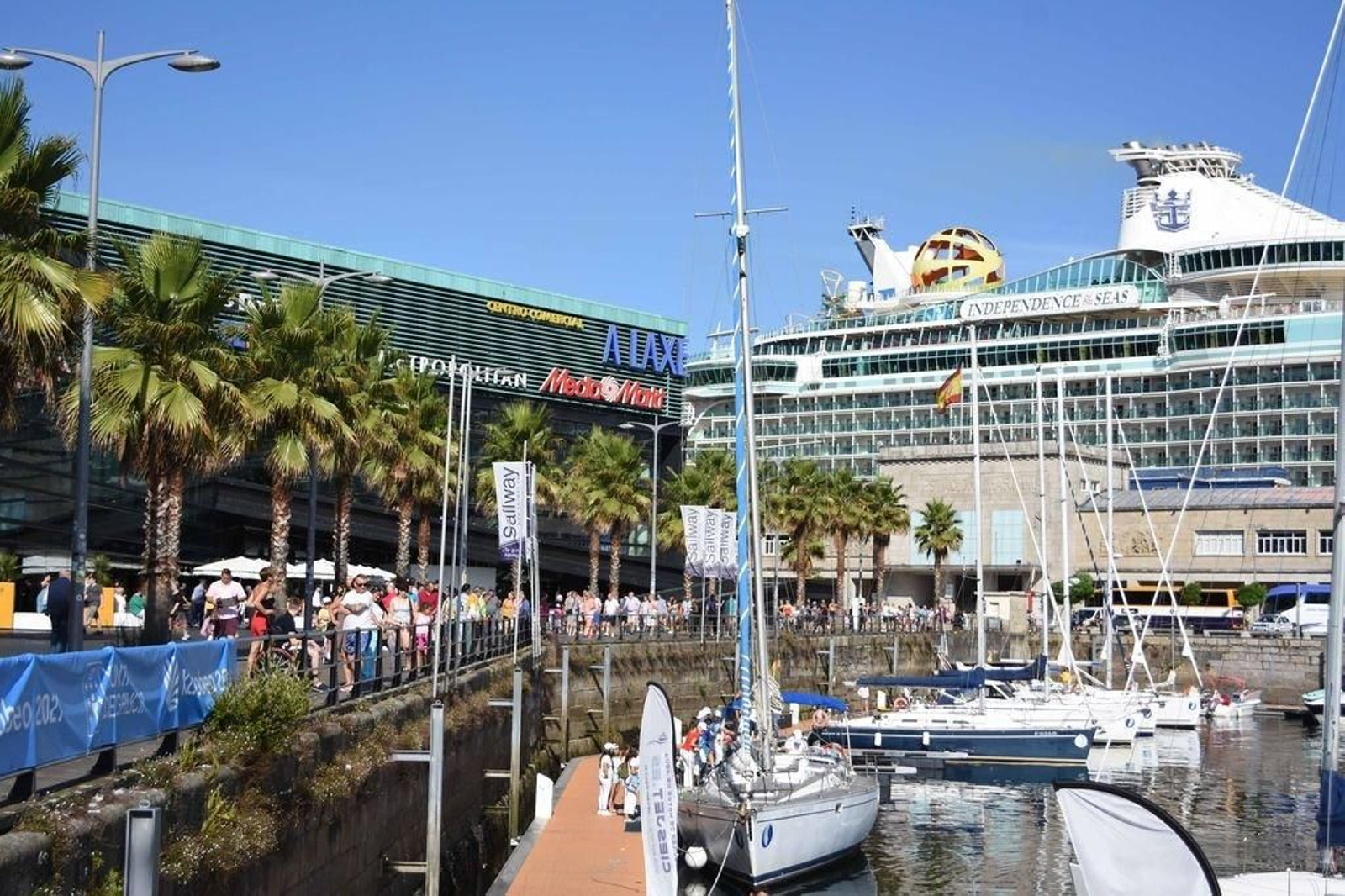 El ‘megacrucero’, atracado ayer en el puerto vigués.