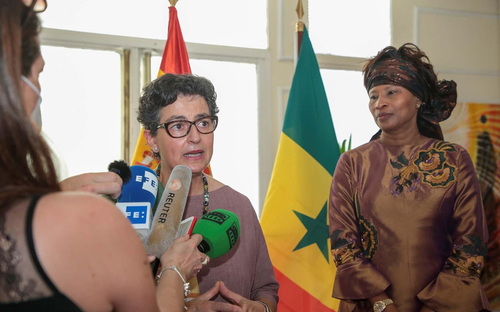 La ministra española de Asuntos Exteriores Arancha Gonzalez Laya (c) habla con los medios tras una reunión con su homóloga de Senegal Aissata Tall Sall (d), hoy en Dakar. EFE/ALIOU MBAYE