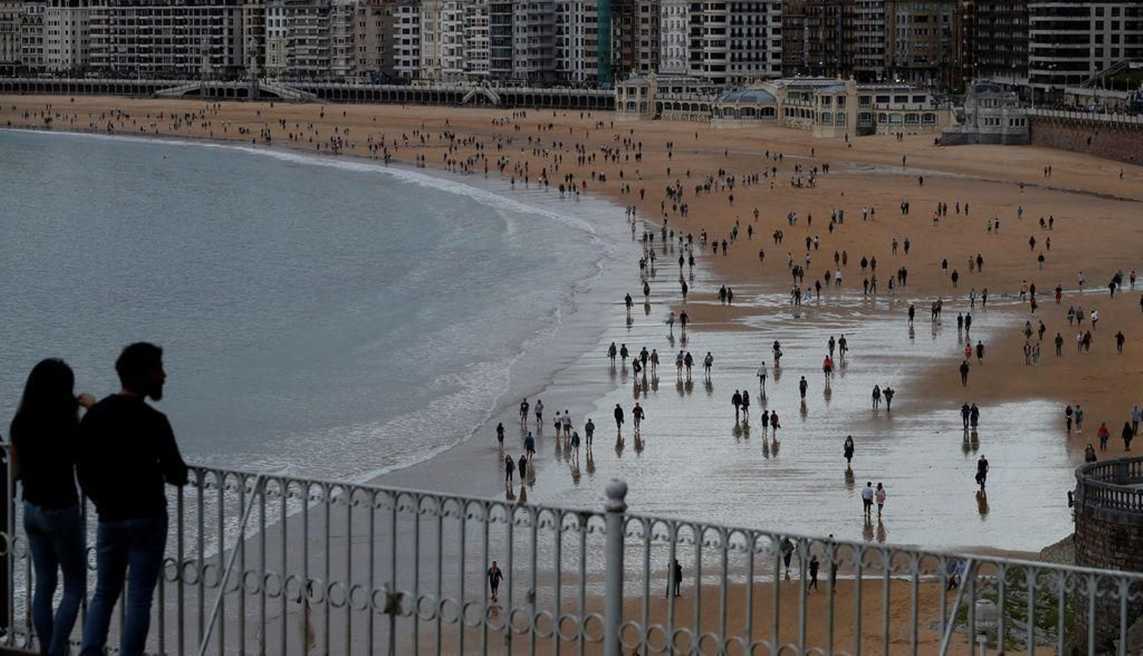 Aspecto que ofrecía en la mañana de ayer la playa de La Concha, en San Sebastián, a la que acudieron a pasar muchos donostiarras.