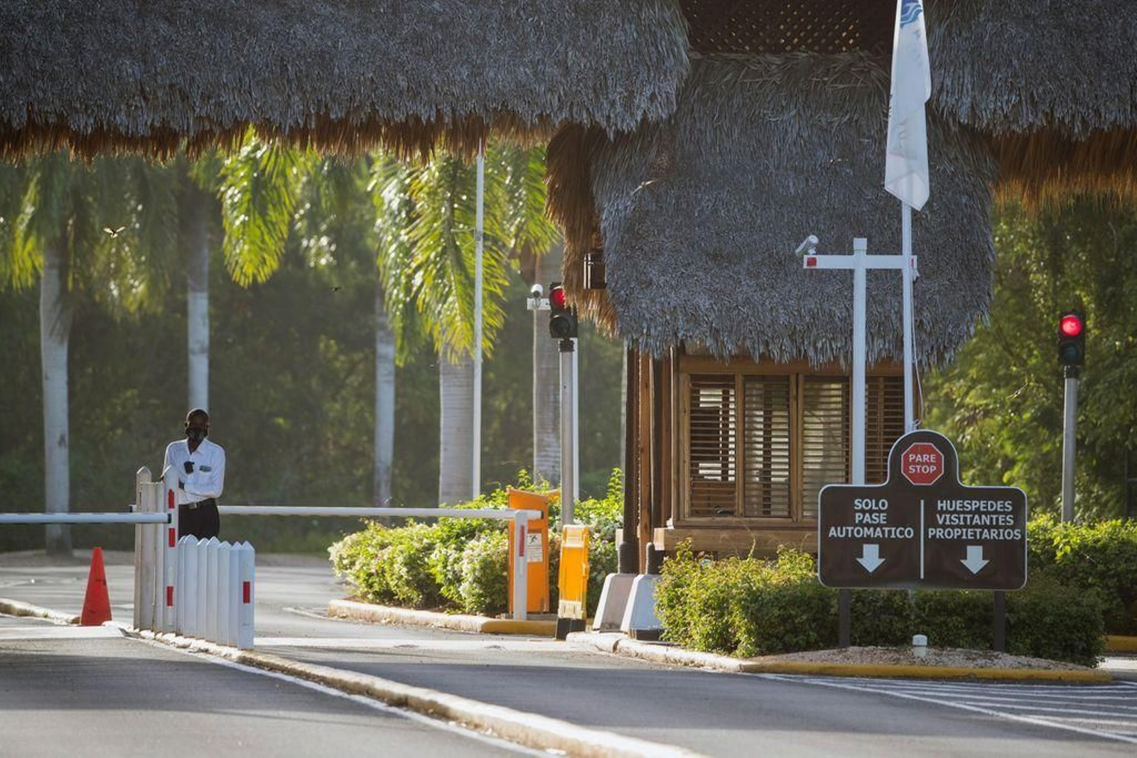 Entrada a la urbanización en la República Dominicana donde presumiblemente estaría el rey Juan Carlos.