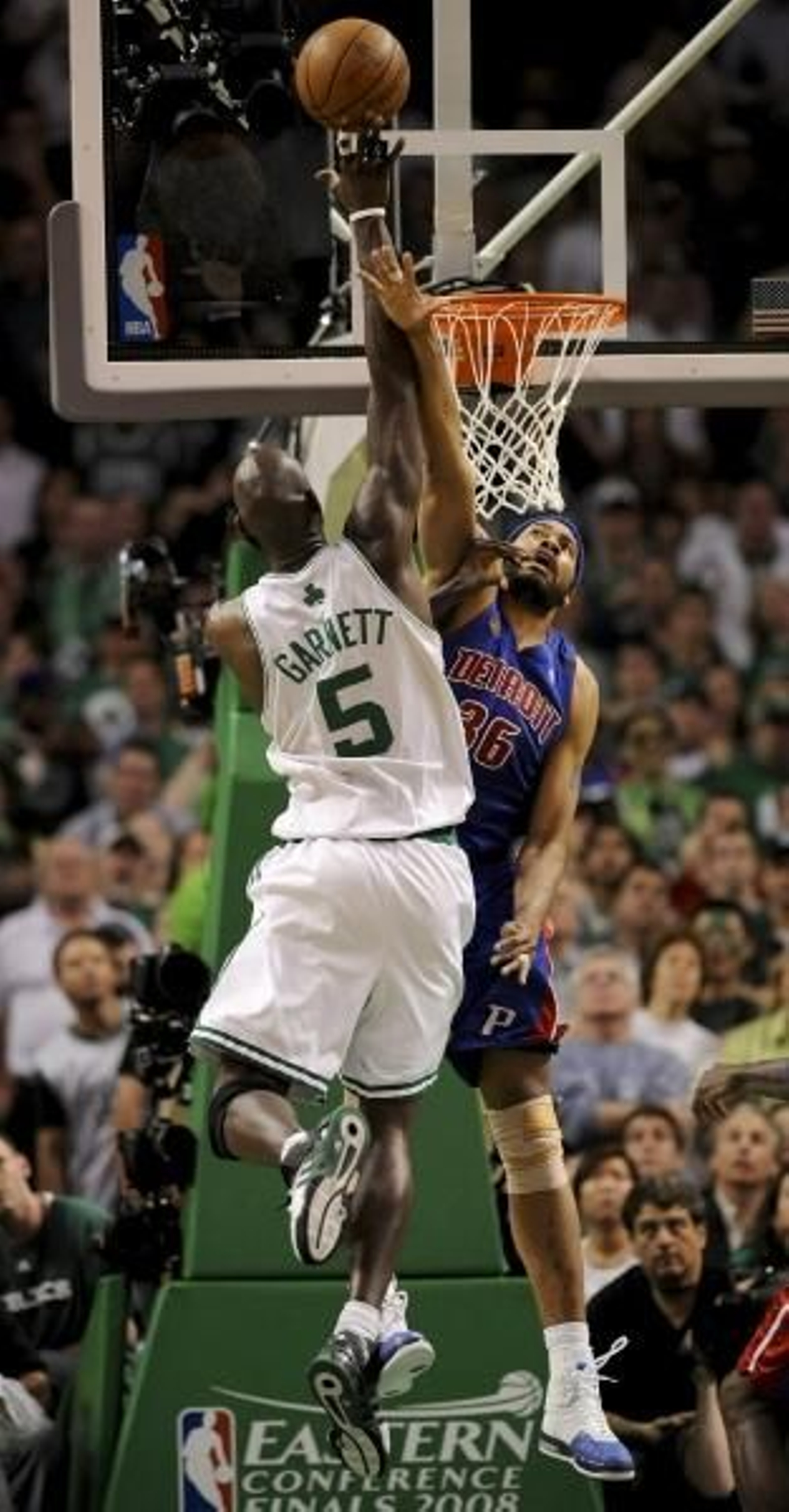 Garnett, asediando por Wallace, trata de encestar. (Foto: Matt Campbell)