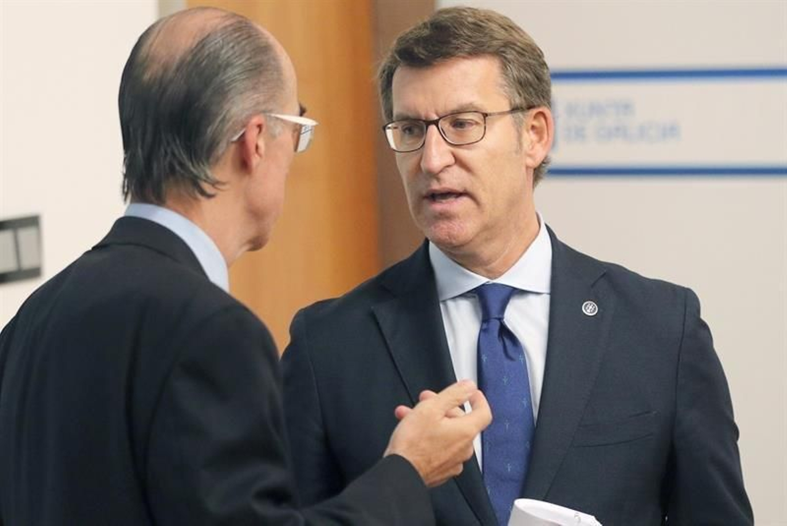 El presidente de la Xunta, Alberto Núñez Feijóo, conversa con el conselleiro de Sanidad, Manuel Vázquez Almunia, (izq)