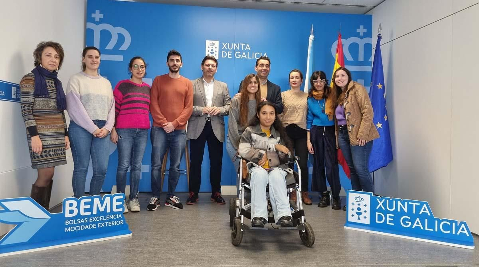 Imagen del encuentro del secretario xeral da Emigración y del delegado de la Xunta en Pontevedra con los becarios y becarias BEME del Campus de Pontevedra de la Universidad de Vigo