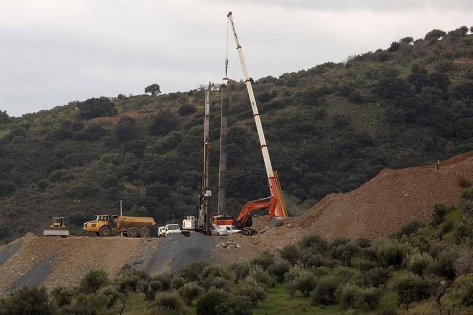 Una grúa mantiene suspendido el tubo en el lugar de los trabajos