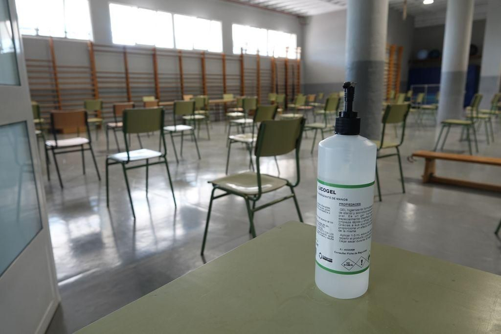 Sillas en el gimnasio del IES San Tomé para poder albergar una reunión de profesores.