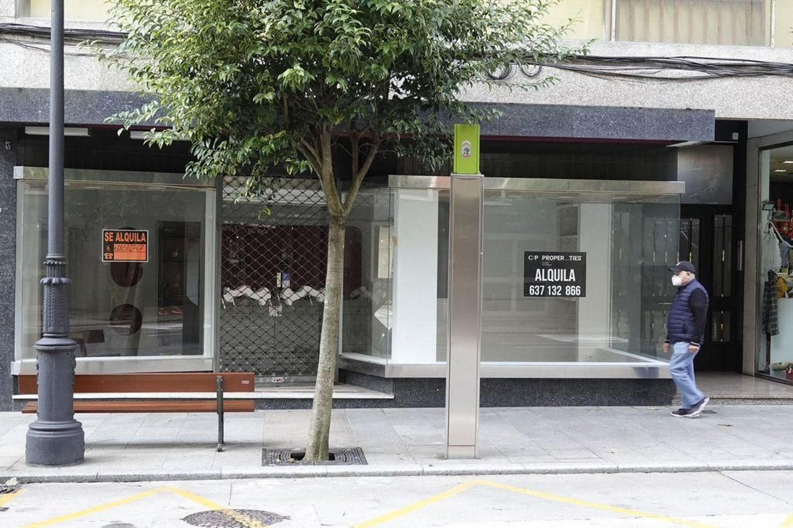 Los locales comerciales cerrados proliferan en la ciudad. El pequeño comercio es una de las actividades más afectadas.