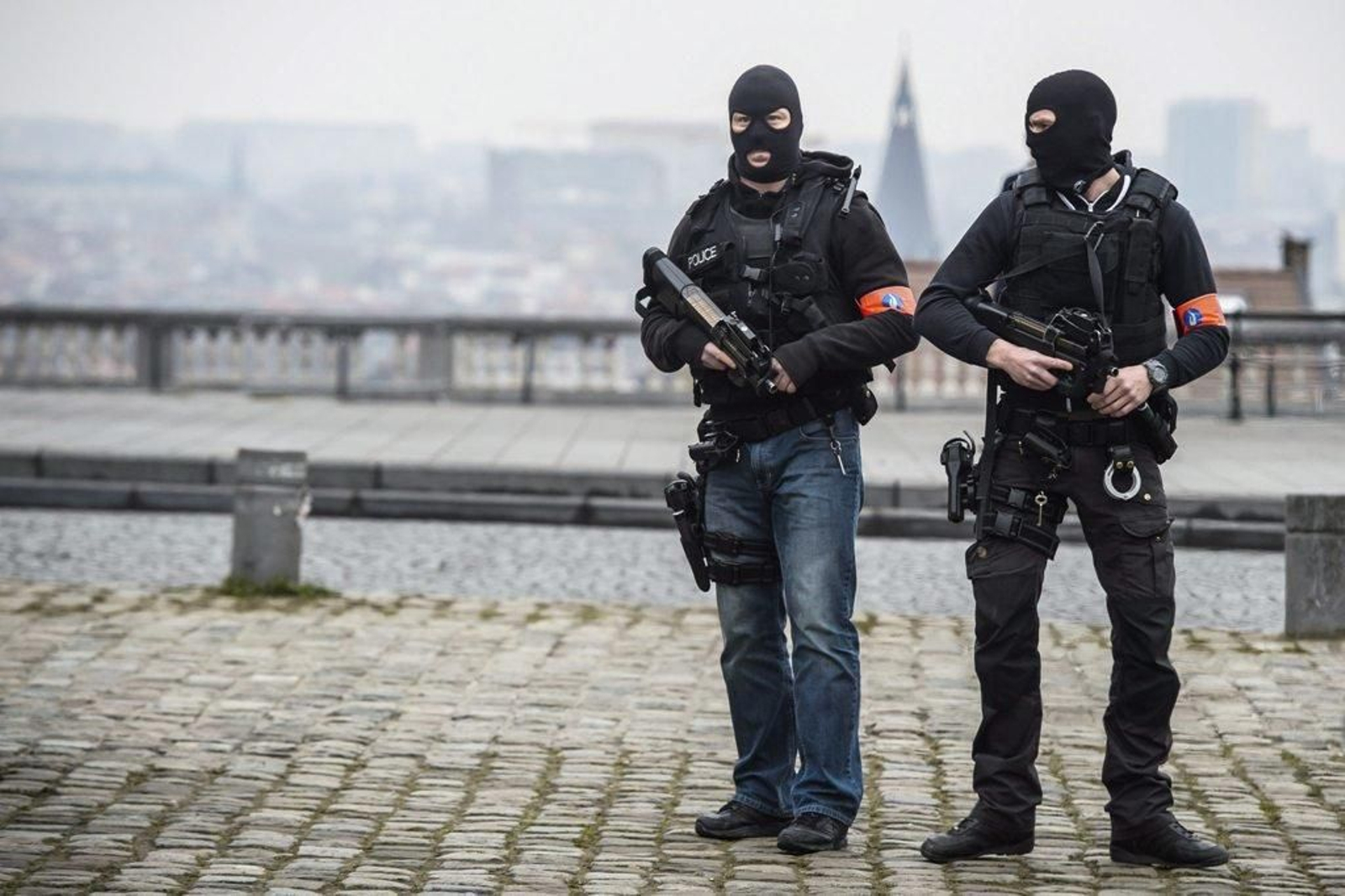 Dos agentes de la Policía belga montan guardia ante los juzgados donde prestaba declaración Salah Abdeslam.