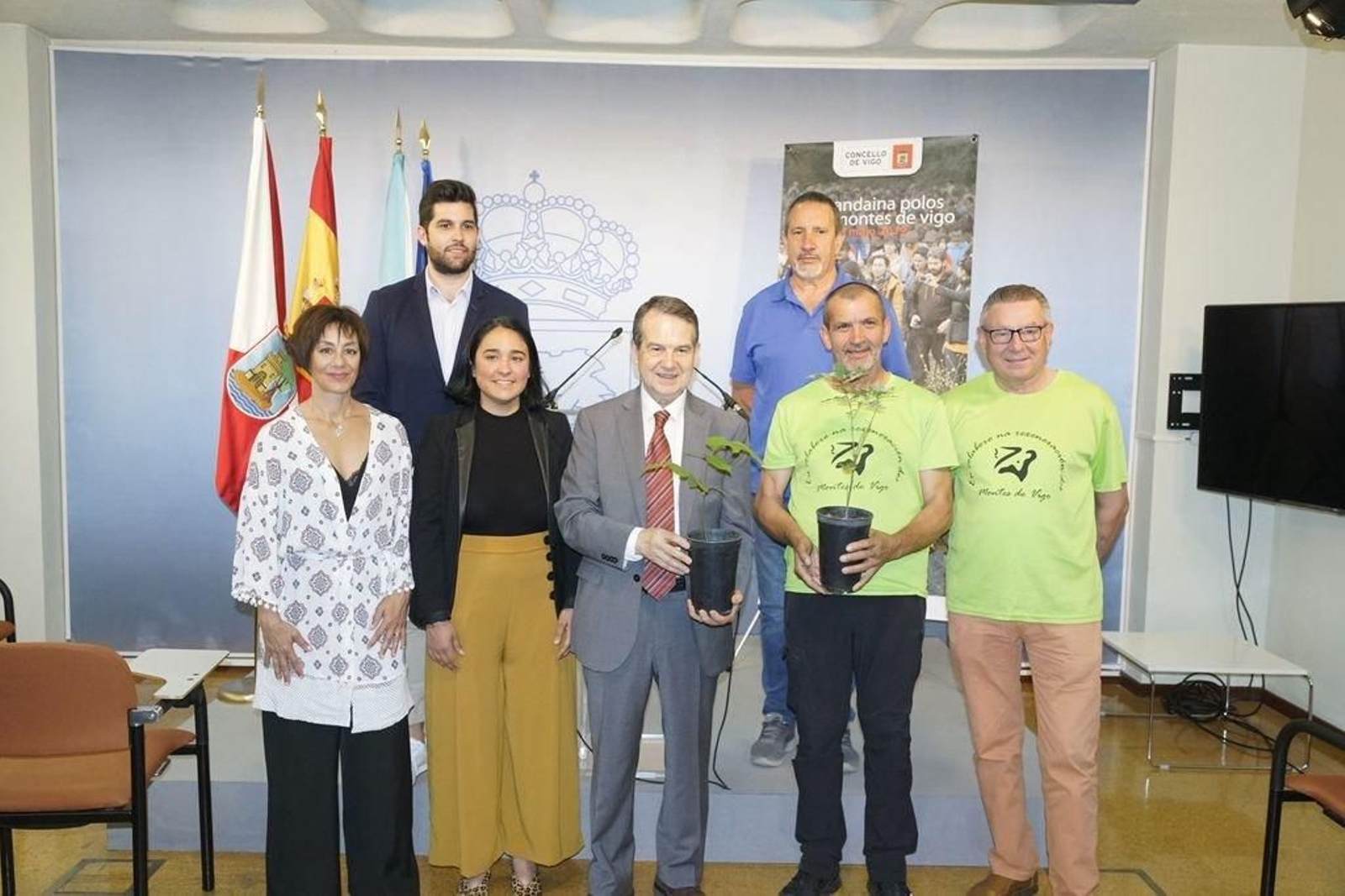 Caballero con la concejala Chus Lago y los responsables de Montes de Vigo.