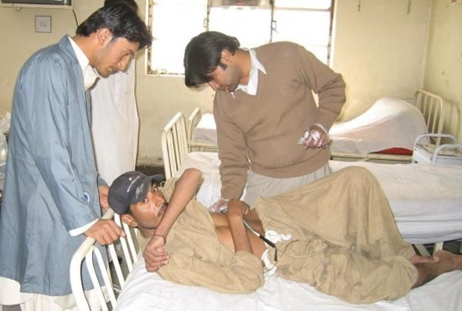 Uno de los heridos en el terremoto, procedente de la ciudad de Ziarat, recibe tratamiento en un hospital.