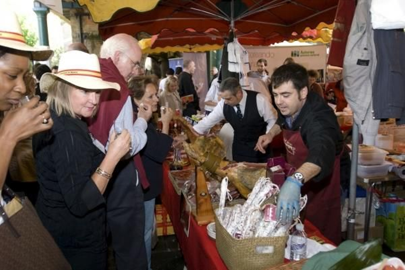 P´´ublico londinense abarrota el Borough Market para degustar la paella española.