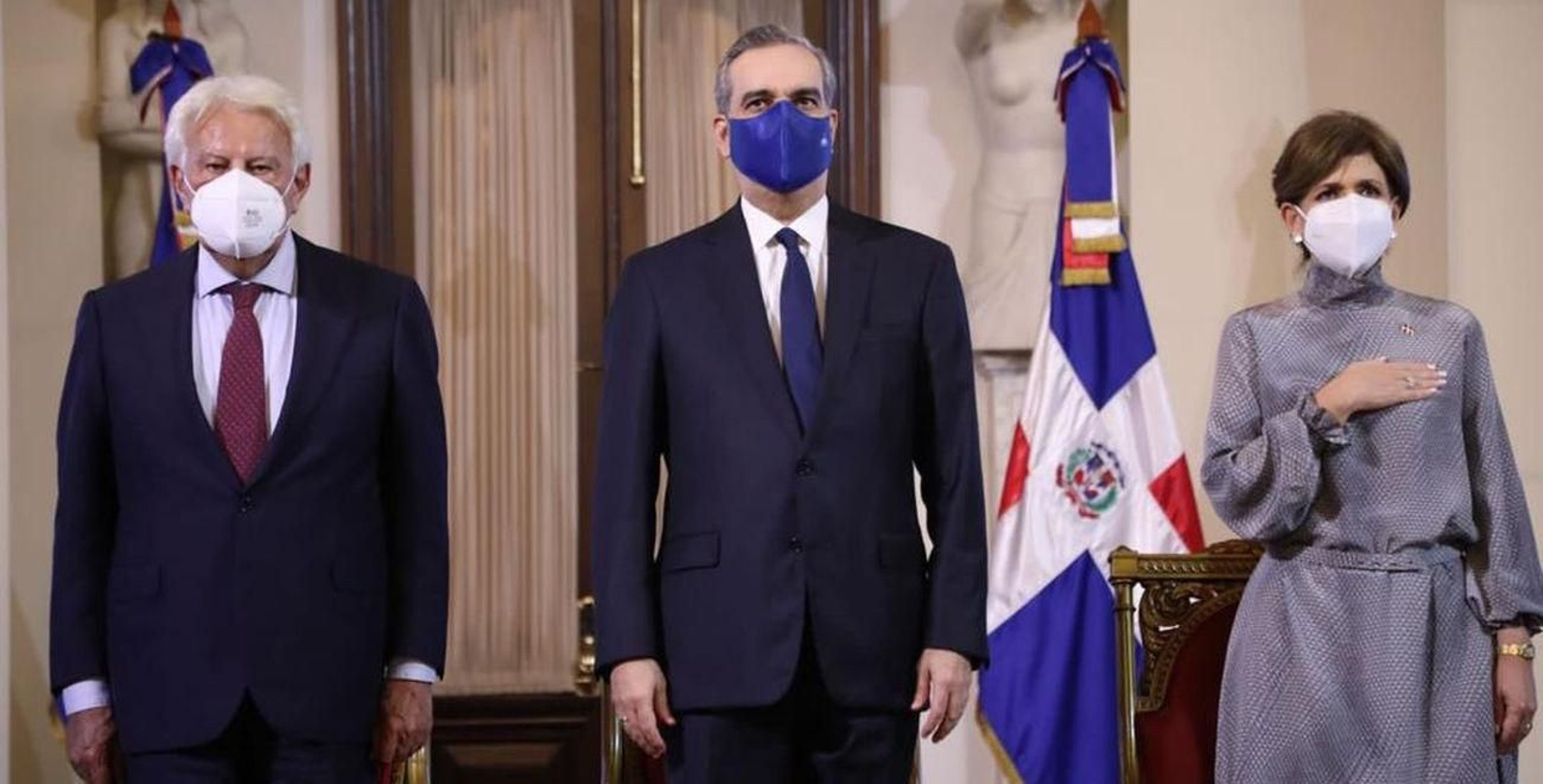 Foto de la Gobierno de República Dominicana del acto de concesión de la nacionalidad a Felipe González