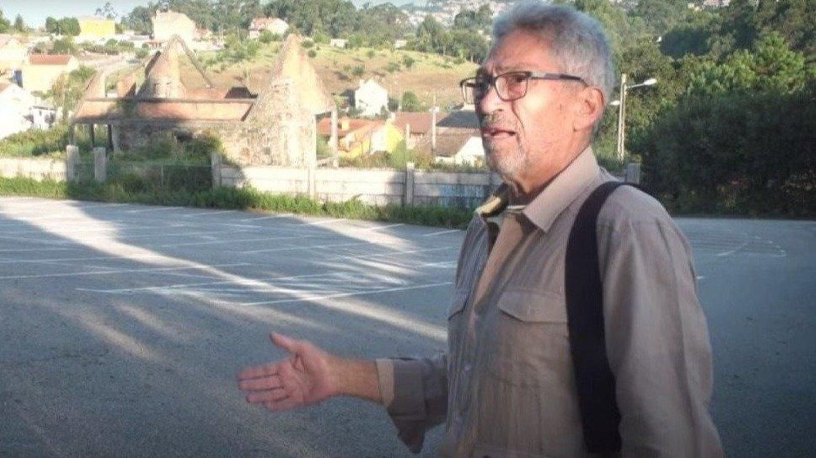 Ramón Arines, en el parking de Ifevi, con su casa sin terminar al fondo.