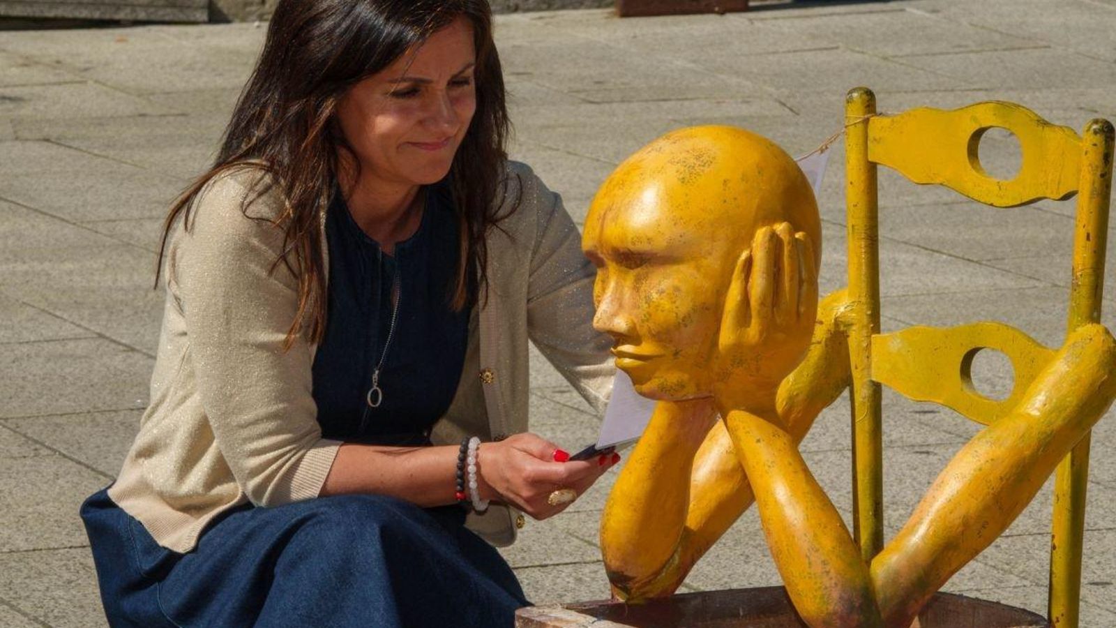 30 colectivos colaboraron durante un año con los usuarios de Apamp en la intervención artística de las sillas.