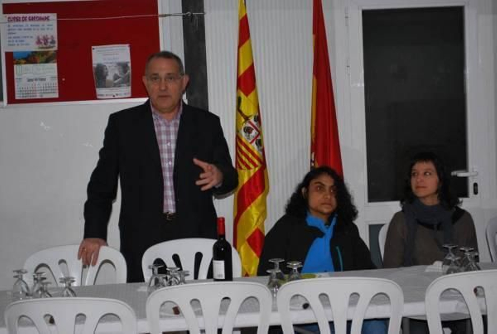 Alfredo Mir, de pie durante una conferencia.