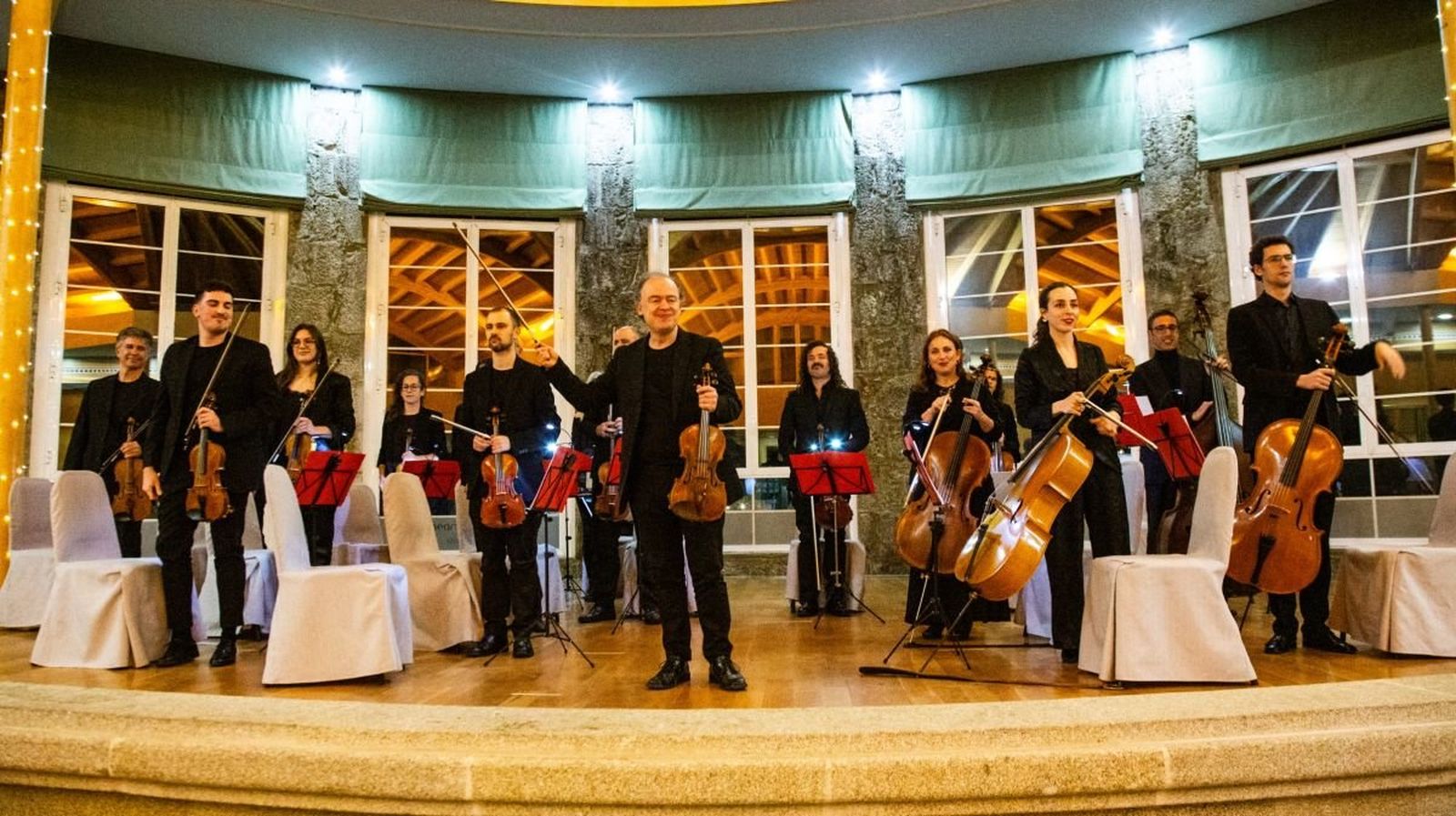 Rogelio Groba Otero, director de la Orquestra de Cámara Galega, saludando al publico al final del concierto.