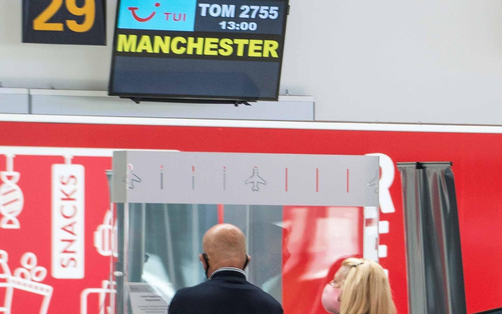 Pasajeros de TUI con destino a Manchester en la terminal 1 de salidas el aeropuerto canario César Manrique. EFE/ Javier Fuentes Figueroa