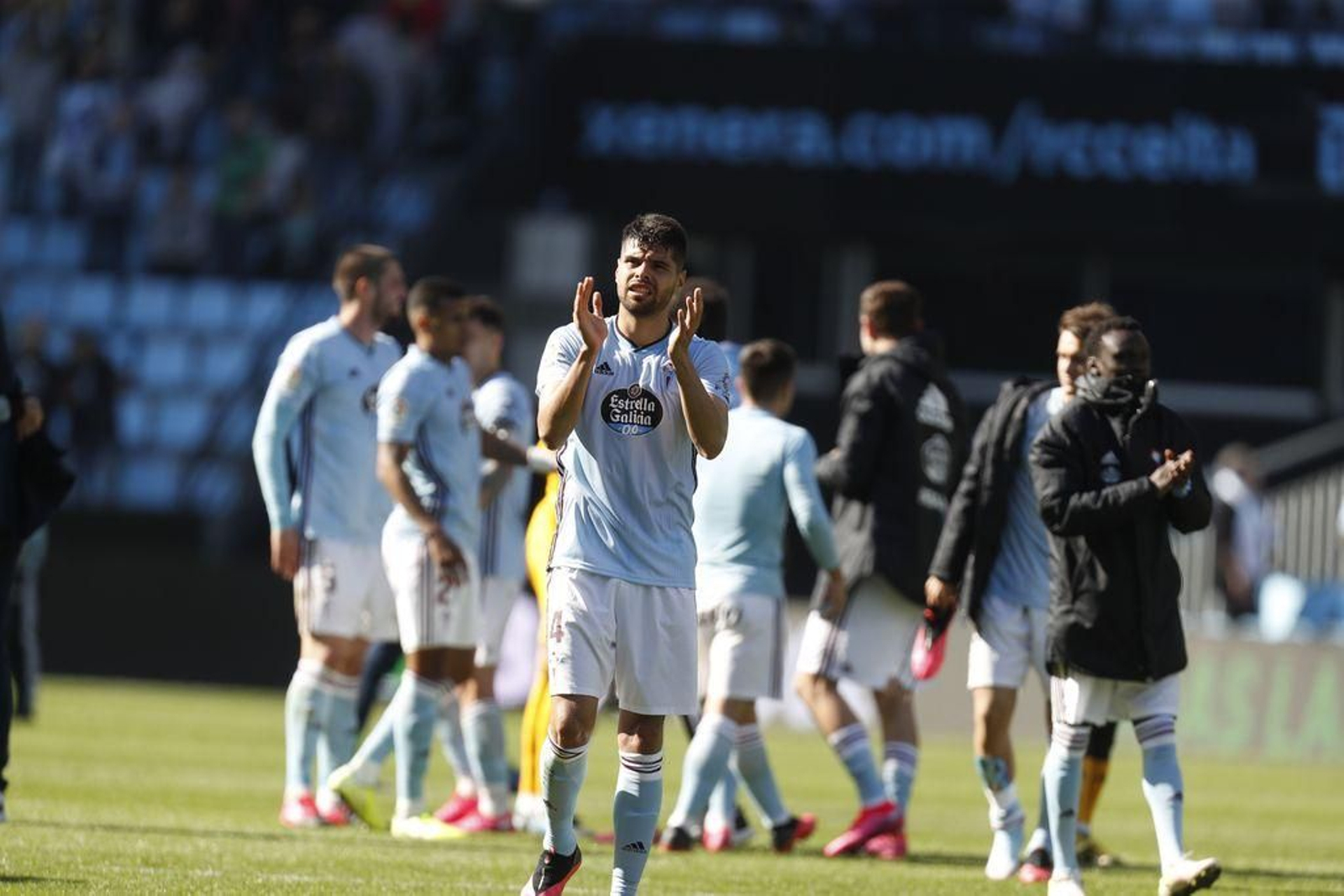El azteca saluda a la afición al término de un encuentro en el que estuvo excelso en el centro de la zaga.