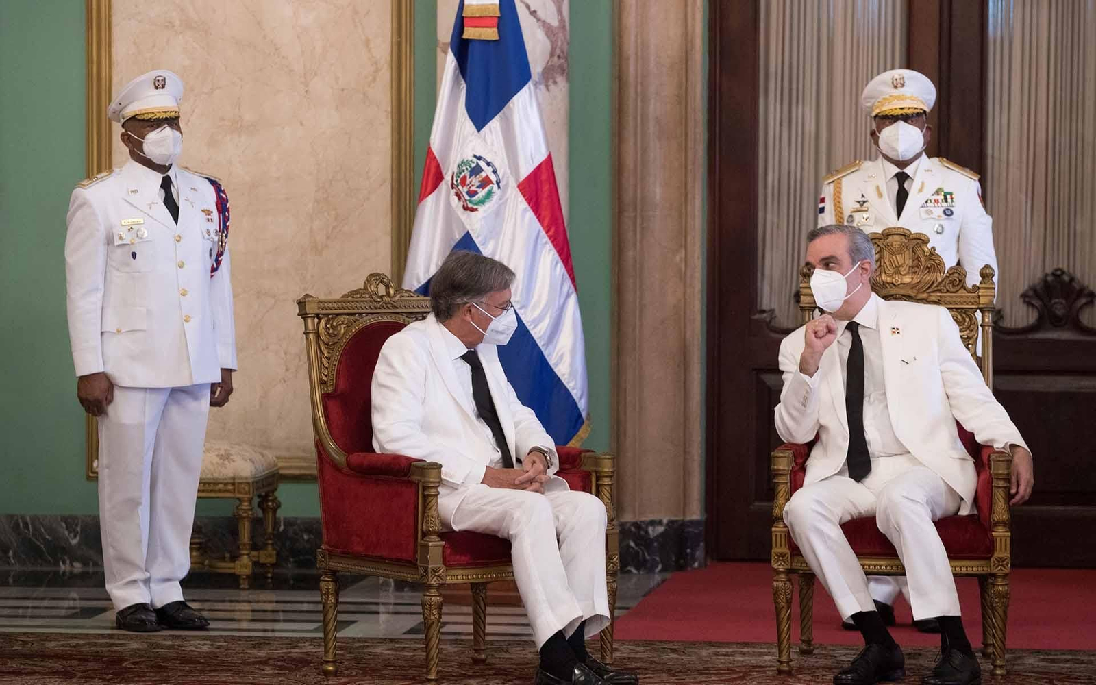 AME8057. SANTO DOMINGO (REPÚBLICA DOMINICANA), 05/10/2021.- El nuevo embajador de España en Santo Domingo, Antonio Pérez-Hernández y Torra (i), conversa con el presidente de República Dominicana, Luis Abinader, durante la ceremonia de presentación de sus cartas credenciales, hoy, en el Palacio Nacional, en Santo Domingo (República Dominicana). El acto tuvo lugar en el Salón de Embajadores del Palacio Nacional, en una ceremonia en la que Abinader también recibió las cartas credenciales de los nuevos representantes en el país de El Salvador, Italia, Suiza, Uruguay y la Unión Europea (UE). EFE/ Orlando Barría