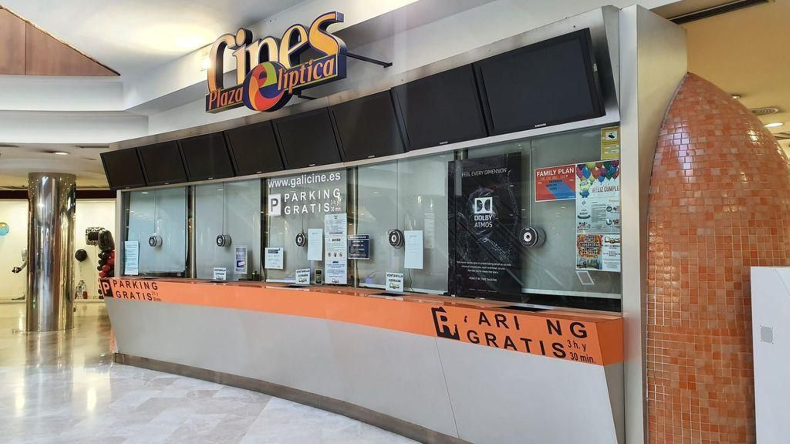 El cine de la Plaza Elíptica con las taquillas cerradas tras la decisión de cuarentena.
