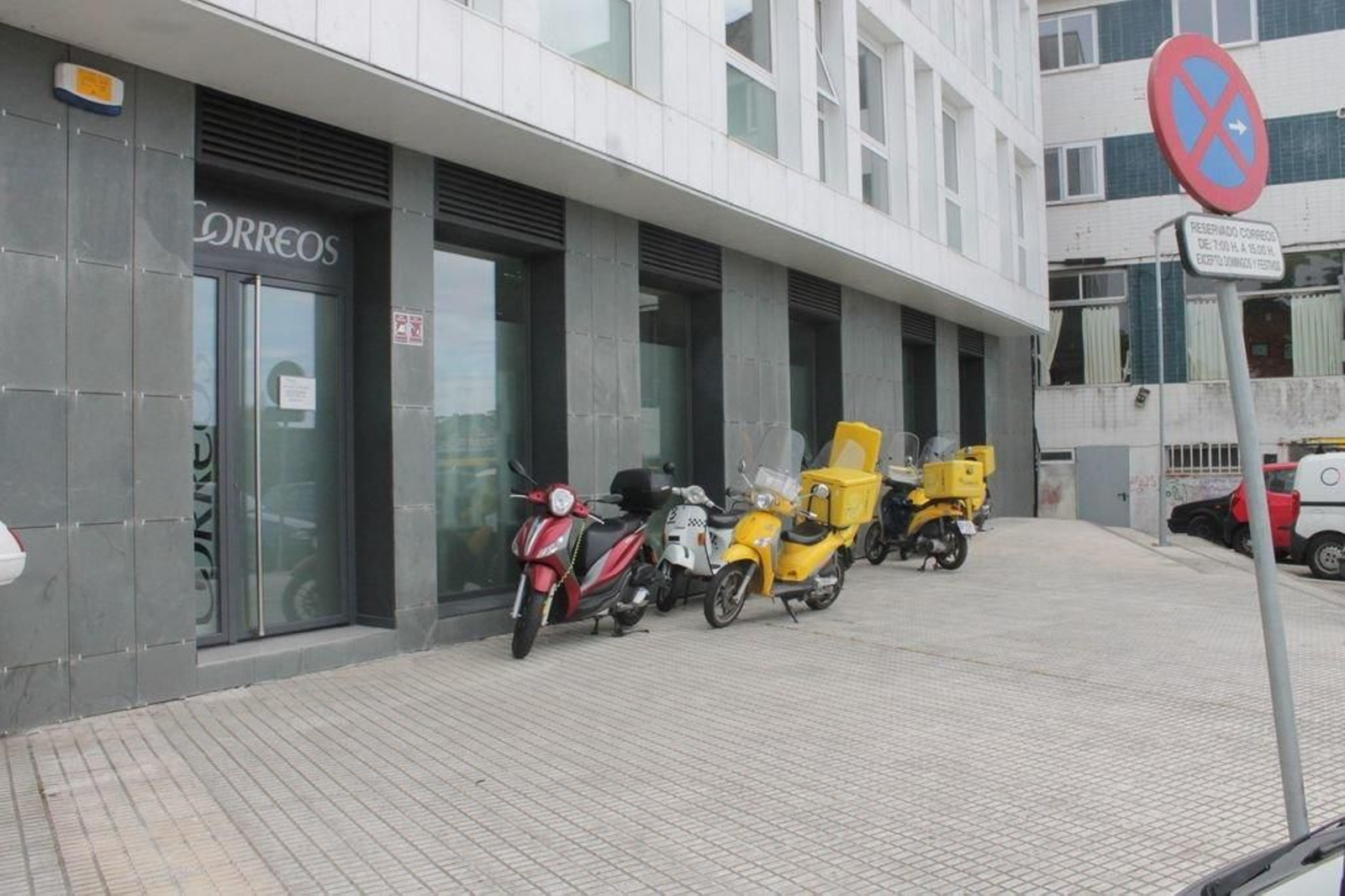 Central de reparto en Ramallosa que ayer tarde mostraba signos de actividad.